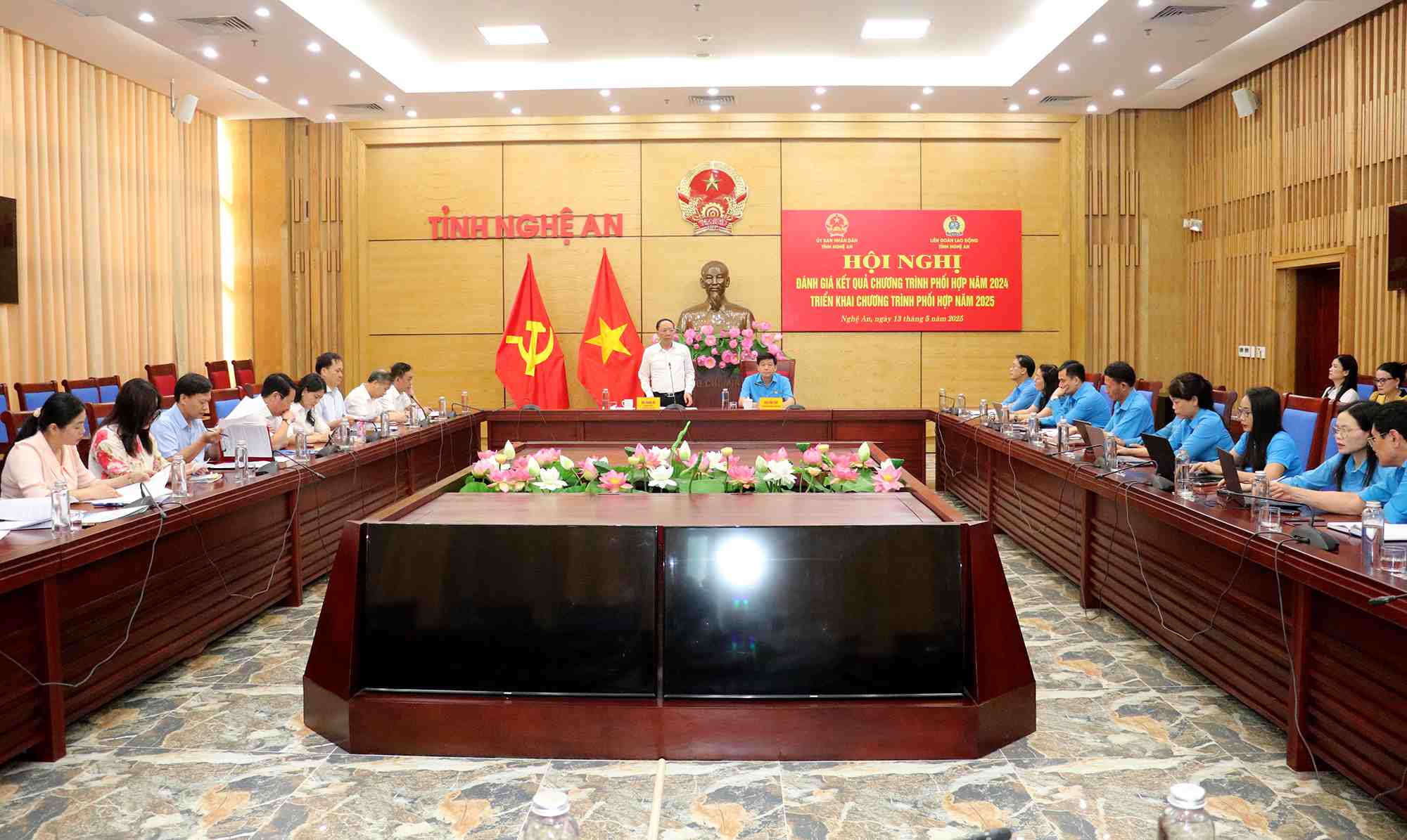 Nghe Un Comite Popular Provincial y una Federacion Laboral celebro una conferencia para implementar el contenido de la coordinacion en 2025. Foto: Phan Quynh