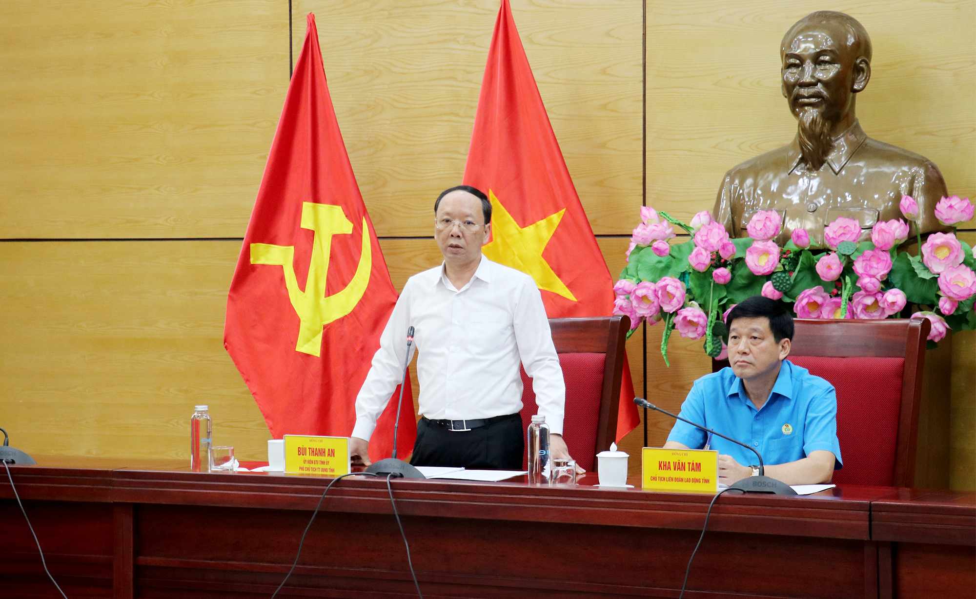 Lãnh đạo UBND tỉnh và LĐLĐ tỉnh chủ trì hội nghị. Ảnh: Phan Quỳnh