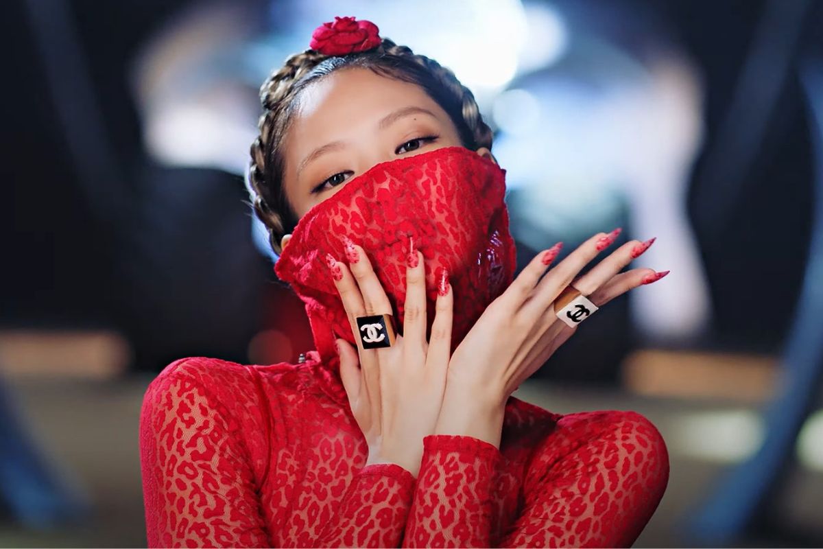 Jennie (Blackpink) deo nhan cua Chanel trong MV “Pink Venom“. Anh: cat tu MV Pink Venom