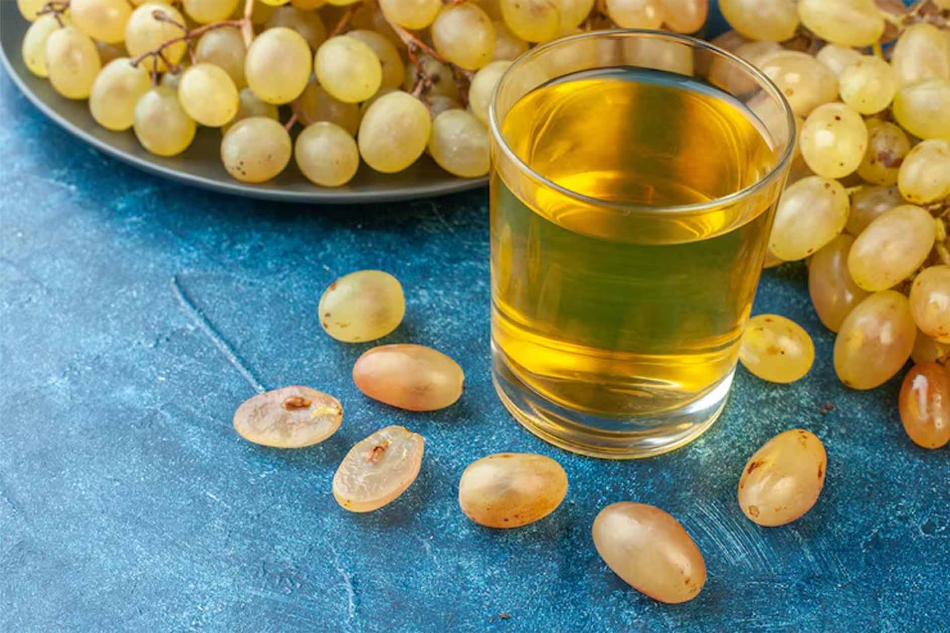 Con la textura ligera y la buena capacidad osmotica, el aceite de semilla de uva ayuda a nutrir el cabello de manera efectiva, especialmente adecuada para el cabello seco y fragil y el cuero cabelludo humectado. Foto: Cat Tien