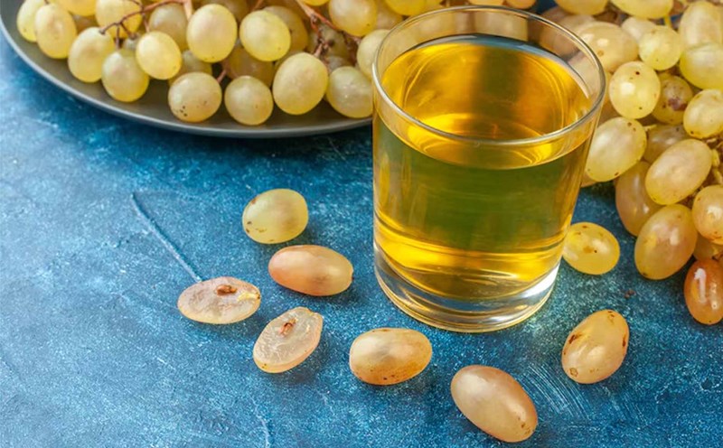 With light texture and good permeability, grape seed oil helps nourish hair effectively, especially suitable for dry, brittle hair and moisture-deficient scalp. Photo: Cat Tien