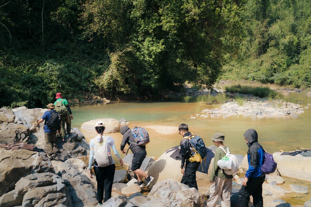 Ngoc Bich khang dinh minh da co kha kha kinh nghiem trekking nen day khong phai cung duong qua kho khan. Thoi tiet, dia hinh thuan loi cung khien chuyen di dien ra suon se hon. Gan nhu tat ca moi nguoi trong doan deu cam thay hai long. 
