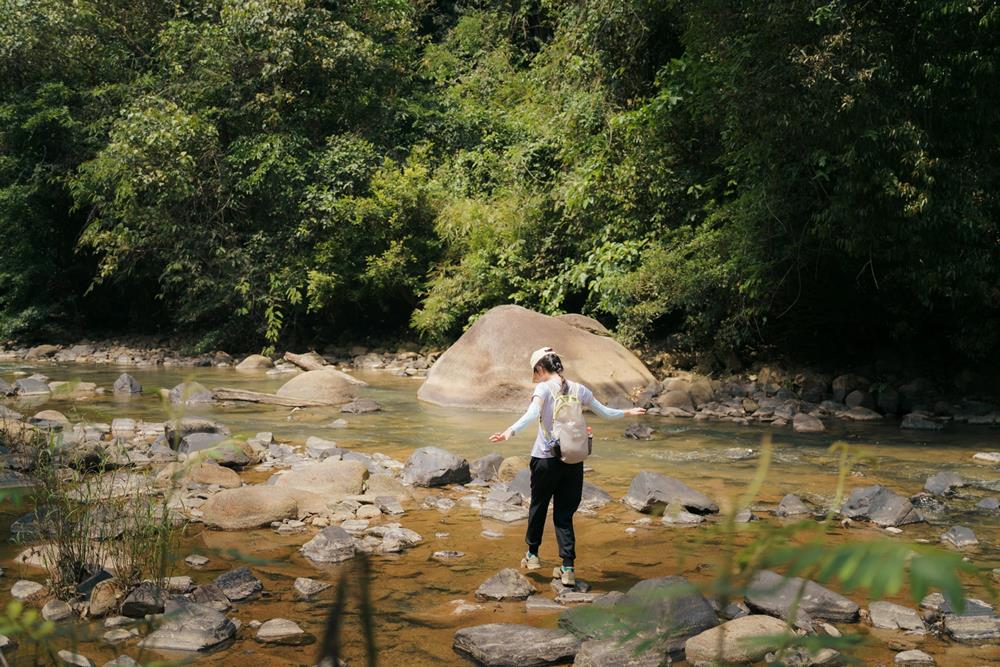 Doi voi Ngoc Bich, dieu luu y quan trong nhat khi di trekking la mot doi giay tot, vua chan. Ngoai ra, khong nen mang theo nhieu do dac nang ne. Ve suc khoe, tour nay hoan toan khong kho, ngay ca nhung nguoi thuong ngoi van phong van co the di duoc de dang ma khong can luyen tap suc khoe truoc.
