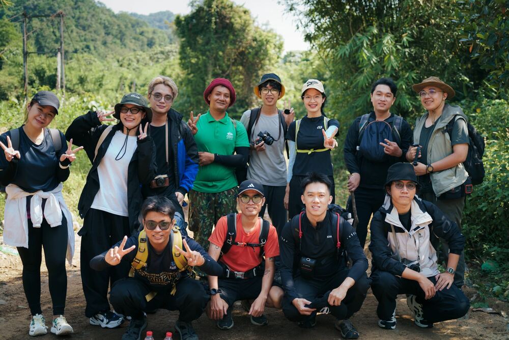 Ngoc Bich (25 tuoi, TPHCM) da co chuyen trekking dang nho tai Dambri cung nhung nguoi ban than thiet: “Minh la nguoi yeu thien nhien, moi nam deu trekking vai noi. Nam nay tinh co co dong nghiep ru minh di Dambri, bao nuoc o do xanh, duong trekking trong rung mat me nen minh cung dong y, Nhom gom 11 nguoi, dang ky di theo tour trong 2 ngay 1 dem”, Bich cho biet.