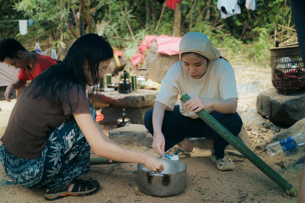 Ngoc Bich chia se: “Du da di trekking va camping cung nhieu noi, nhung day la lan dau tien minh loi suoi trekking. Vi di theo tour nen se vao rung sau, khong co dien, nuoc sach. Nguon nuoc chinh ca nhom su dung la nuoc tu suoi Dambri. Ke ca nuoc uong cung duoc loc tu day”. Anh: NVCC
