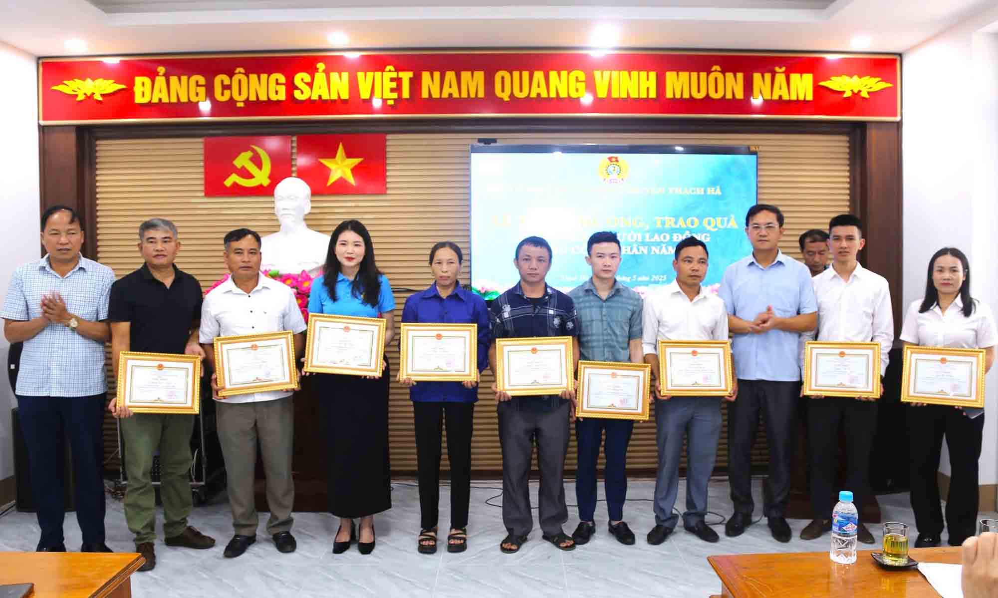 Awarding certificates of merit to union members with outstanding achievements. Photo: Ha Thach.