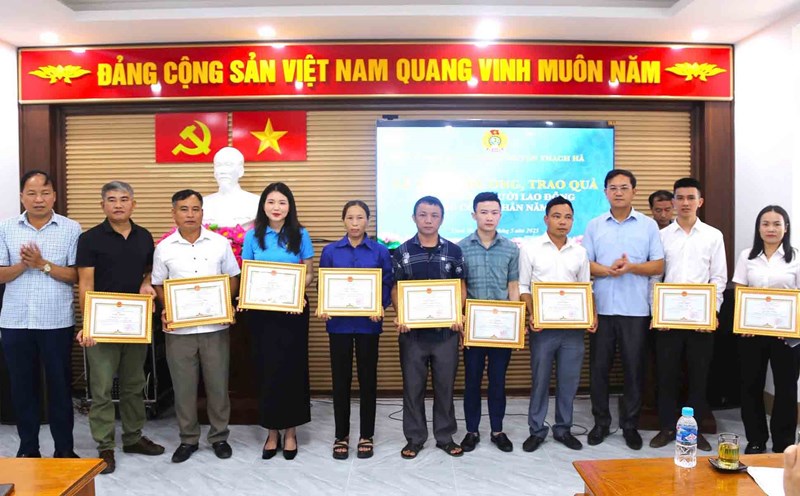 Awarding certificates of merit to union members with outstanding achievements. Photo: Ha Thach.