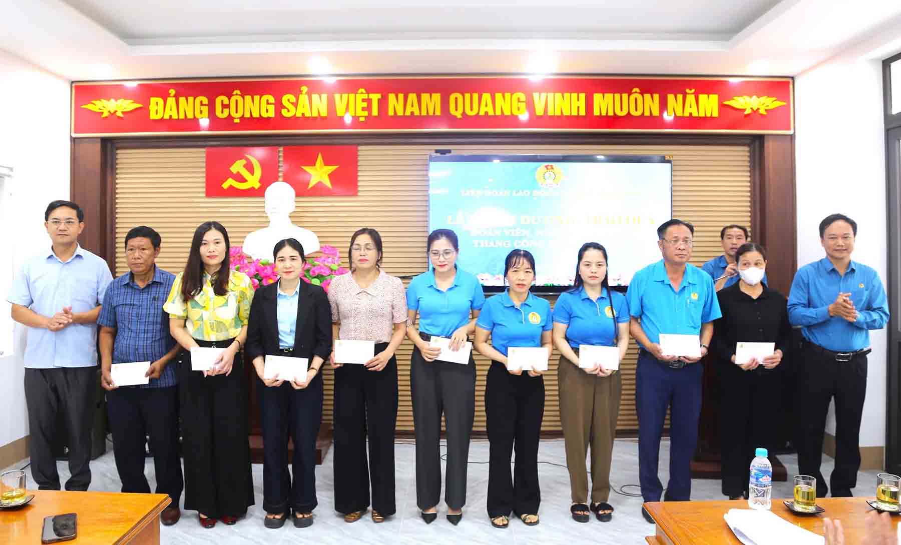 Tặng quà cho 9 đoàn viên. Ảnh: Hà Thạch.