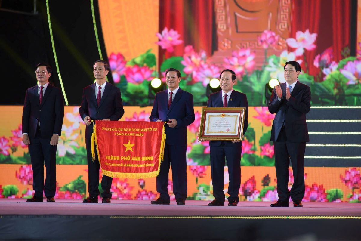 President Luong Cuong presented the title of Heroic City to the Party, army and people of Hai Phong City. Photo: Mai Dung