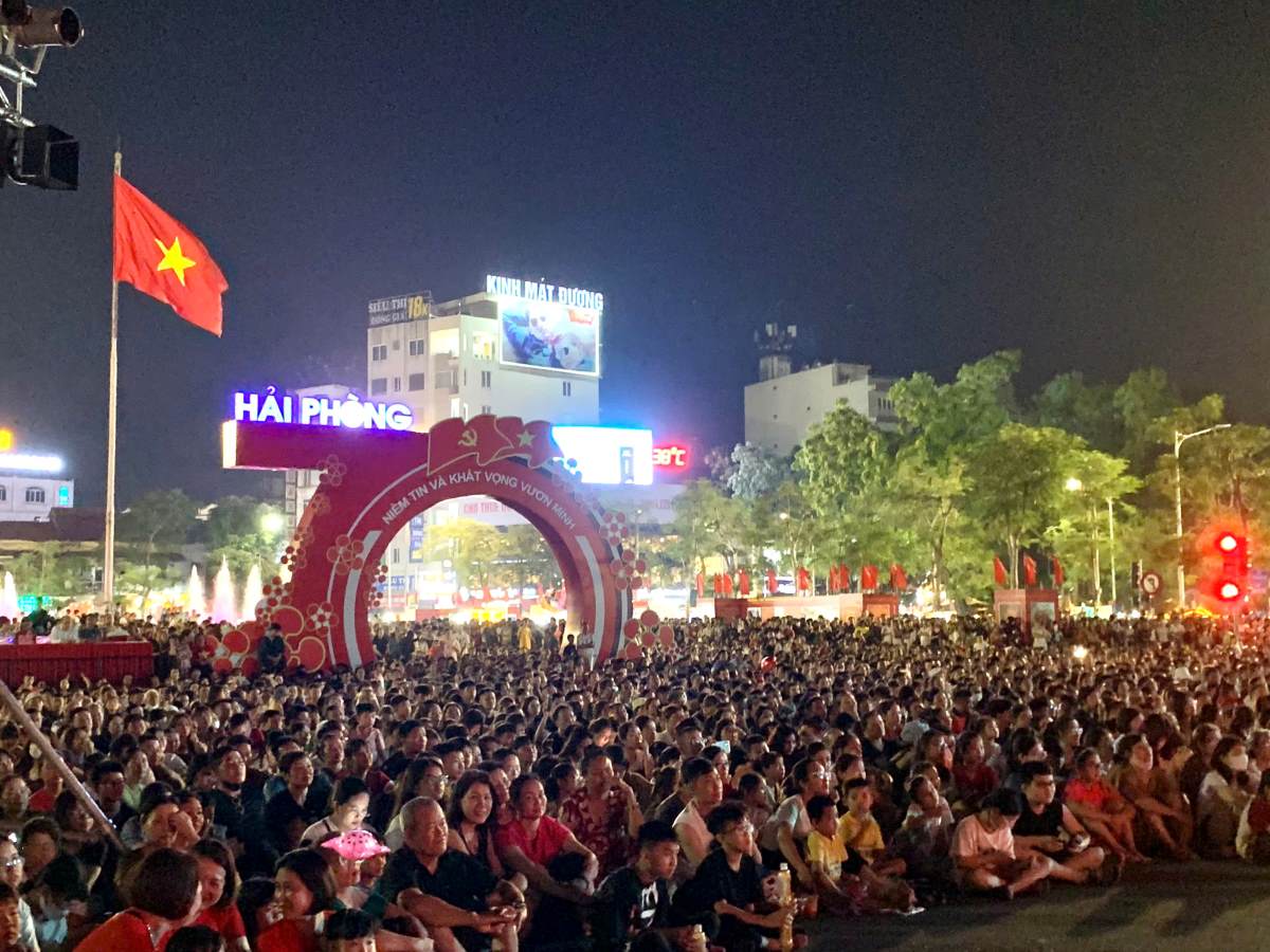 Nguoi dan don xem le hoi tai diem cau Nha hat thanh pho. Ảnh: Mai Dung
