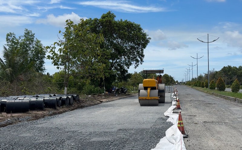 The construction unit urgently repaired 240 damaged points on the road from Duyen Hai Town to Duyen Hai District. Photo: Hoang Loc