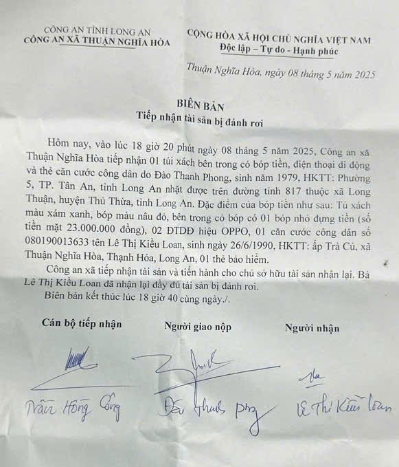 Bien ban trao tra tai san do Thieu ta Canh sat co dong nhat duoc tra lai cho nguoi danh roi. Anh: Cong an cung cap