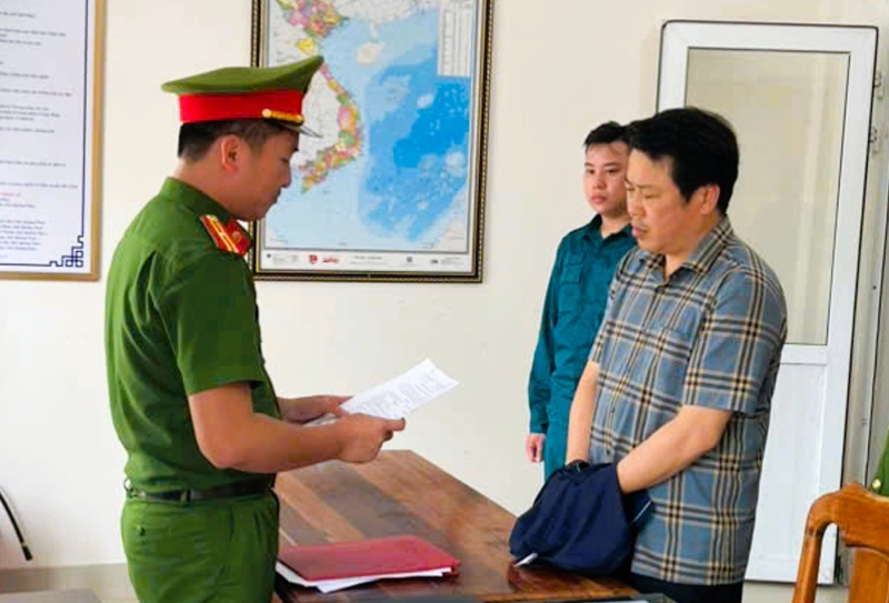 Cong an Quang Nam bat giam Tran Phu Hoa de dieu tra hanh vi lua dao “chay thau“. Anh: CACC