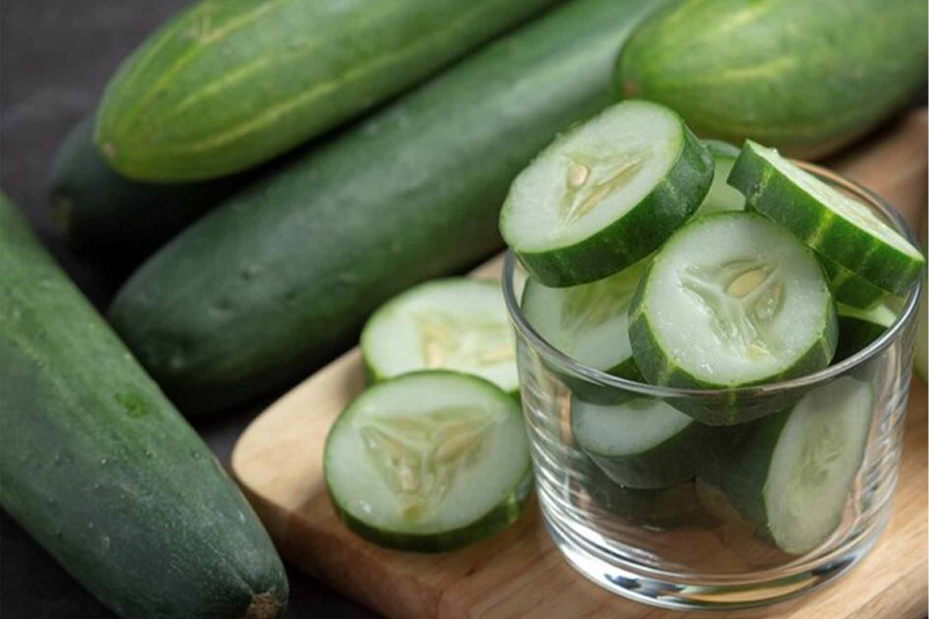 Cucumbers help hydrate, cool the body and provide electrolytes, making them an ideal choice for fighting dehydration and cooling down during hot summer. Photo: Thuy Duong