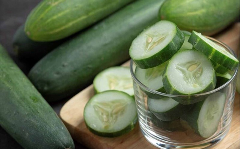 Cucumbers help hydrate, cool the body and provide electrolytes, making them an ideal choice for fighting dehydration and cooling down during hot summer. Photo: Thuy Duong