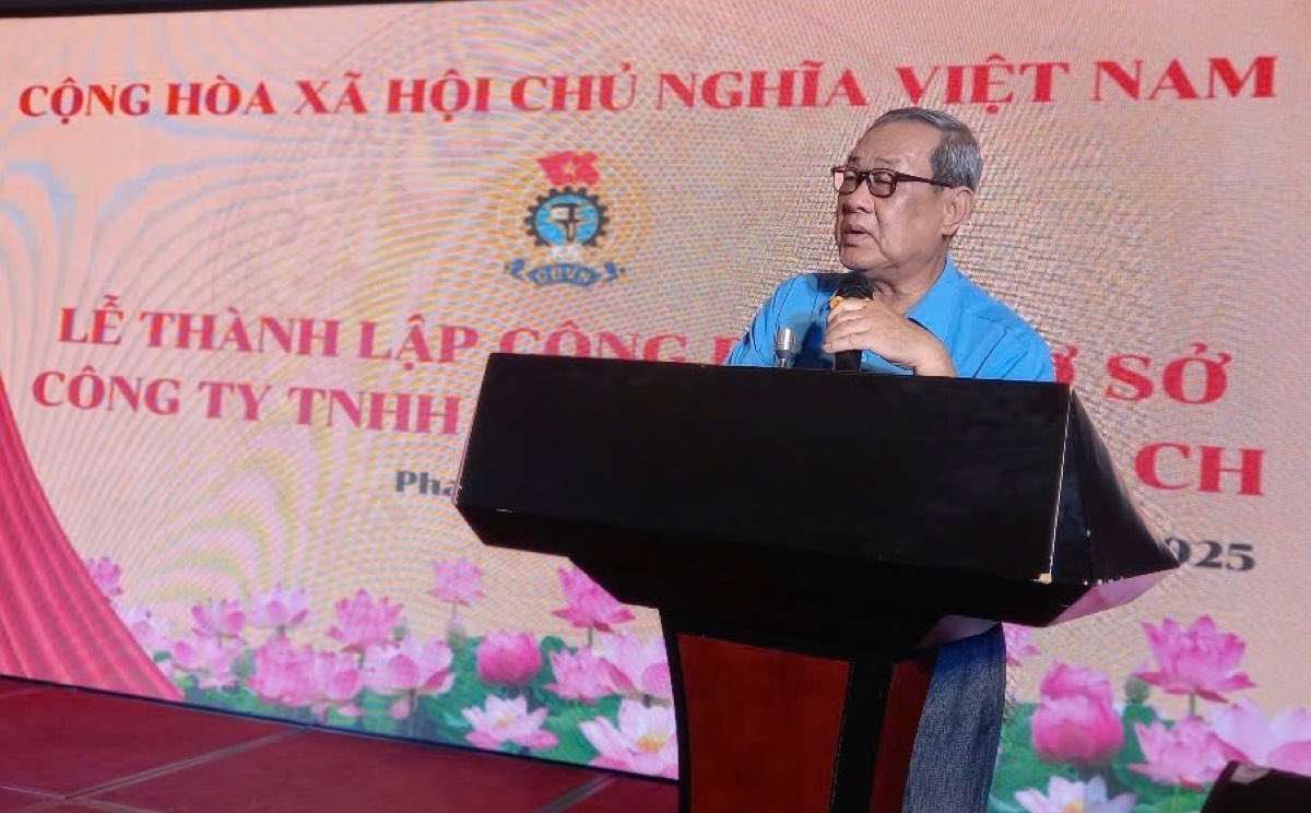 Ông Võ Huy Luận - Chủ tịch Liên đoàn Lao động thành phố Phan Thiết phát biểu giao nhiệm vụ cho công đoàn cơ sở. Ảnh: Phạm Duy 