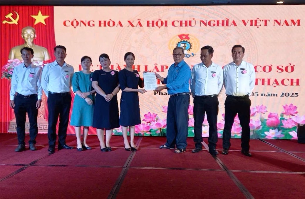 Trao quyết định thành lập công đoàn cơ sở. Ảnh: Phạm Duy
