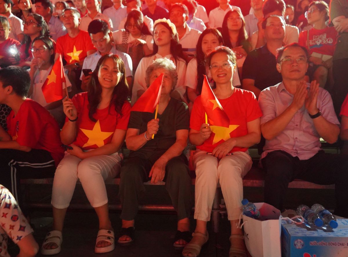 La familia de la Sra. Dinh Thi Van de Phu Tho a Hai Phong asistio al programa. Foto: Mai Dung