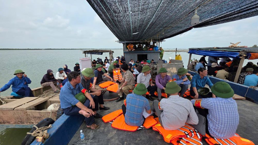 Doan cuong che phai tiep can khu vuc cuong che thu hoi dat vi pham bang phuong tien thuy. Anh: Trung Du