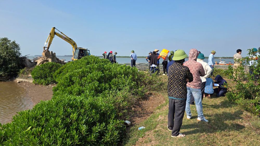 The enforcement team conducted the enforcement of land recovery violation in the Con Vanh area (Nam Phu commune, Tien Hai district, Thai Binh province) on May 13. Photo: Trung Du