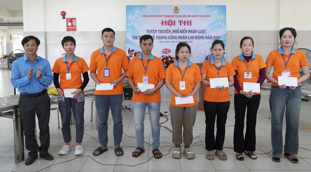 El Sr. Pham Thai Duong - Presidente de Dung Quat, la Union Economica de la Zona Economica e Parques Industriales (izquierda a la izquierda) presento obsequios a los miembros de la Asociacion de Propaganda y Difusion de Leyes en el Mes Laborales de 2025. Foto: Xuan Quang.