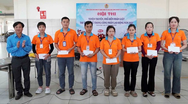 Sau giờ làm, công nhân Quảng Ngãi thi hát, kéo co và nhận quà từ công đoàn