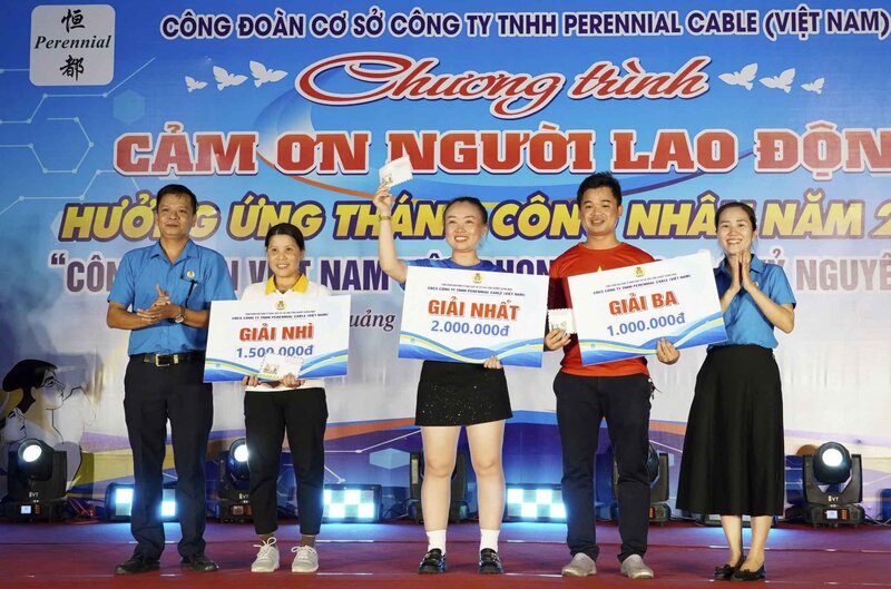 Ông Nguyễn Xuân Quang - Phó Chủ tịch Công đoàn Khu kinh tế Dung Quất và các khu công nghiệp tỉnh Quảng Ngãi trao thưởng cho các đội tại Hội thi tuyên truyền phổ biến pháp luật kết hợp với thi tay nghề tại Công ty TNHH Perennial Cable (Việt Nam). Ảnh: Xuân Quang.