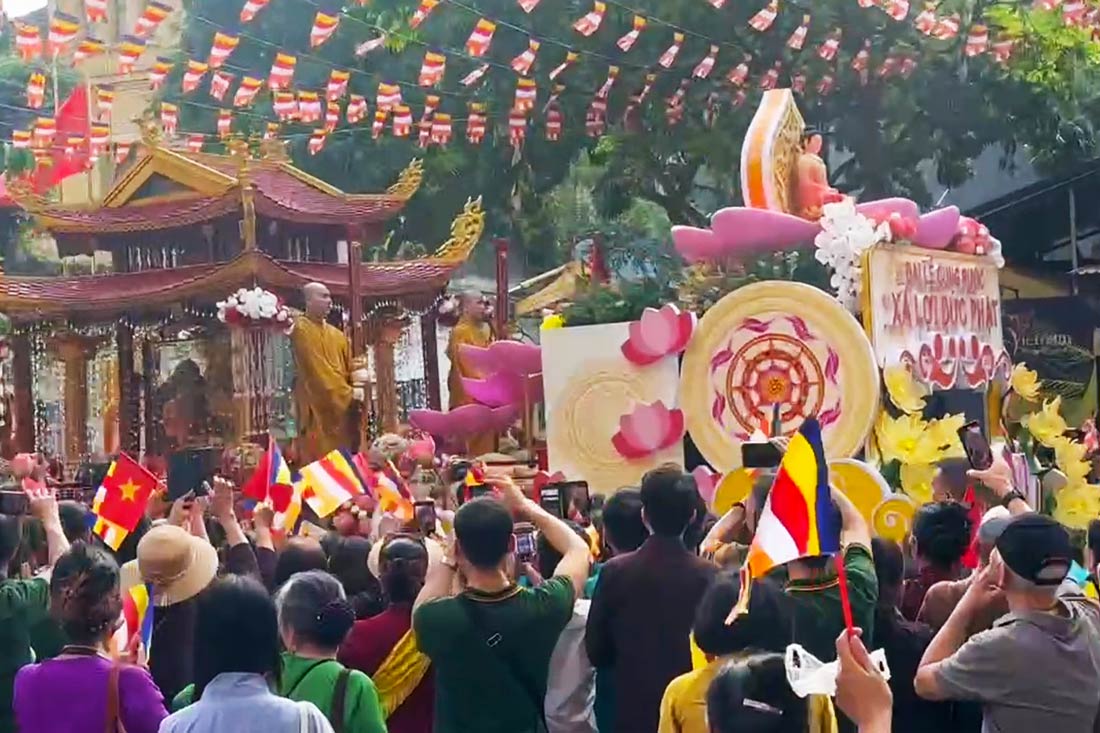 Close-up of the "sea of people" welcoming the rainbow carrying the Buddha's favor to Quan Su Pagoda