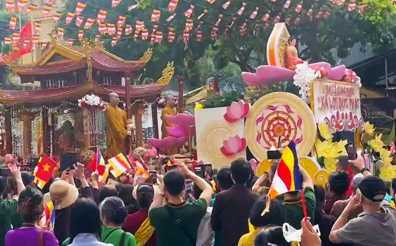 Close-up of the "sea of people" welcoming the rainbow carrying the Buddha's favor to Quan Su Pagoda