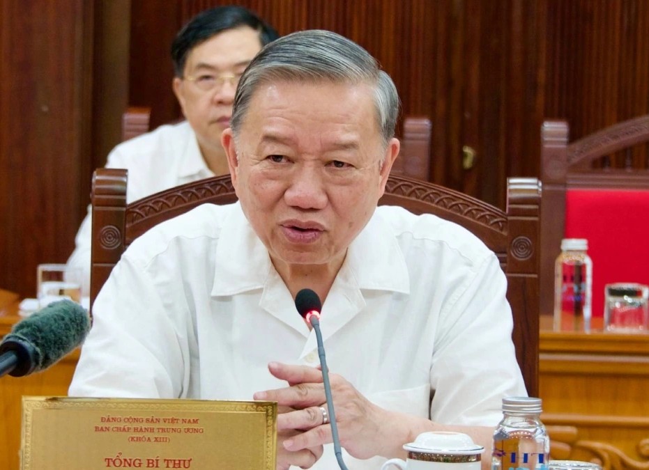 General Secretary To Lam chaired a meeting on collecting public opinions on amending the 2013 Constitution. Photo: Van Hieu