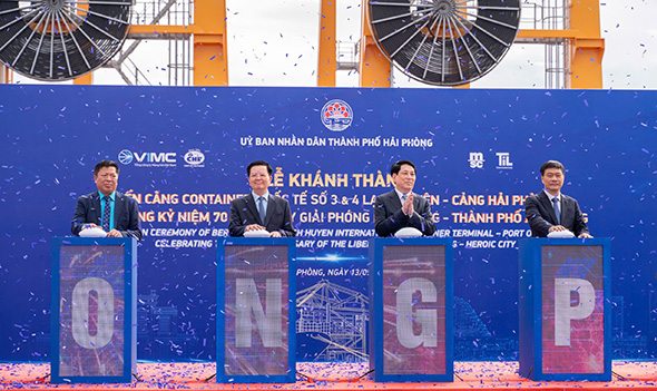 President Luong Cuong pressed the button to inaugurate international container port No. 3 and 4 Lach Huyen, Hai Phong. Photo: Nguyen Hoan