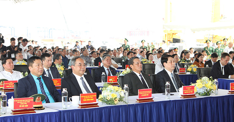 Chu tich nuoc cung cac dai bieu du le khanh thanh. Anh: Nguyen Hoan