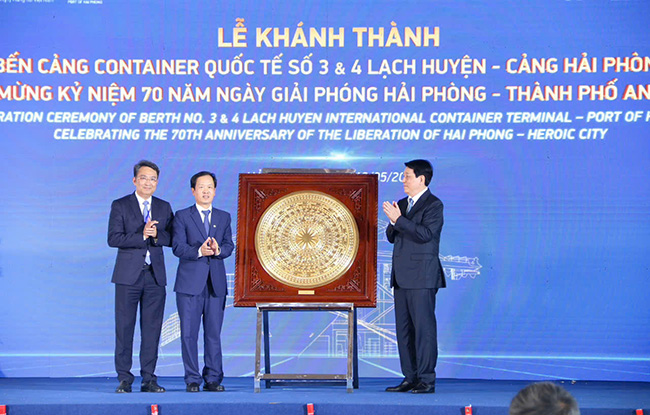 Chu tich nuoc Luong Cuong tang qua dong vien can bo cong nhan vien Cong ty CP Cang Hai Phong. Anh: Nguyen Hoan