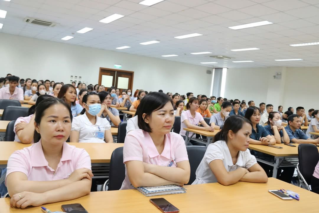 Los trabajadores participan en la comunicacion sobre la seguridad del trafico. Foto: Ba Manh
