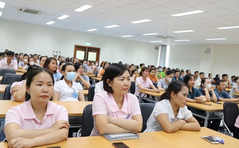 Workers participate in communication on traffic safety. Photo: Ba Manh