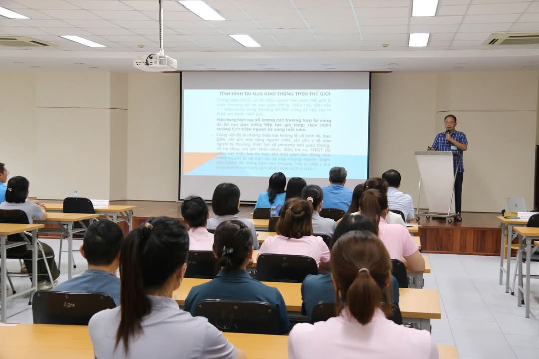 Ông Lê Phương Huy - Chánh văn phòng Ban An toàn giao thông tỉnh Thái Bình truyền đạt những nội dung tại hội nghị. Ảnh: Bá Mạnh