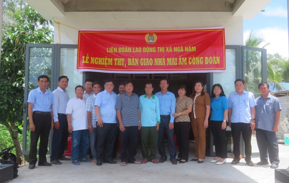 Lãnh đạo LĐLĐ tỉnh Sóc Trăng và TX Ngã Năm trao nhà Mái ấm Công đoàn cho đoàn viên Phan Văn Khởi. Ảnh: LĐLĐ TX Ngã Năm