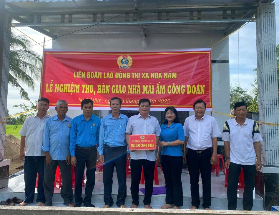 Lãnh đạo LĐLĐ tỉnh Sóc Trăng và TX Ngã Năm trao nhà Mái ấm Công đoàn cho đoàn viên. Ảnh: LĐLĐ TX Ngã Năm. 