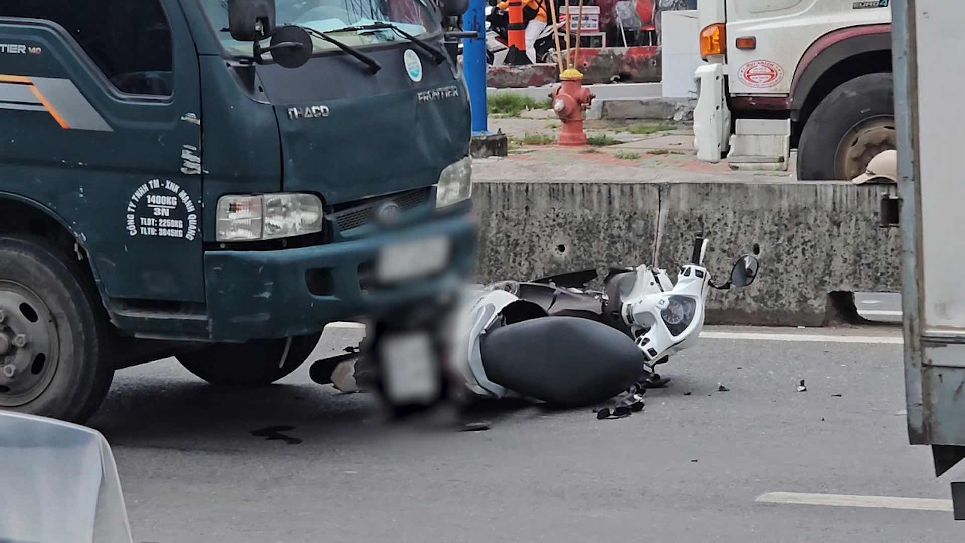 Collision between a truck and a motorbike in Ho Chi Minh City, one person was seriously injured. Photo: Tam Anh