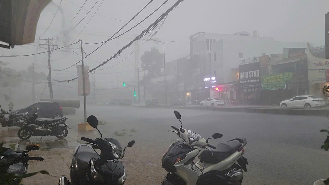 Hinh anh mua dong vao khoang 16h30 tai TP Can Tho. Anh: Phong Linh.