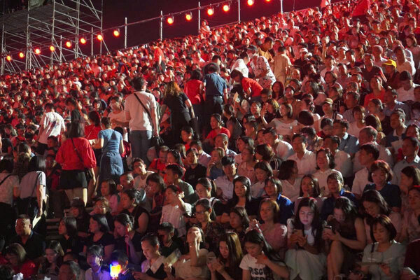 Miles de personas y turistas han acudido al centro de la ciudad de Hai Phong para asistir a un gran evento. Foto: Mai Dung