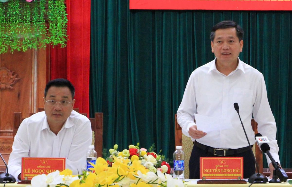 Ông Nguyễn Long Hải (trái ảnh) - Bí thư Tỉnh ủy Quảng Trị và ông Lê Ngọc Quang - Bí thư Tỉnh ủy Quảng Bình chủ trì cuộc họp. Ảnh: Hàn Nguyên
