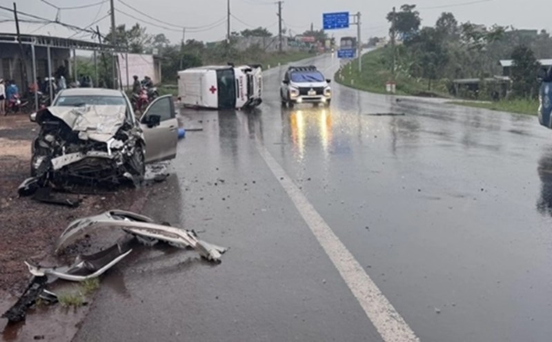 Scene of the traffic collision between an ambulance and a car. Photo: Tuan Long