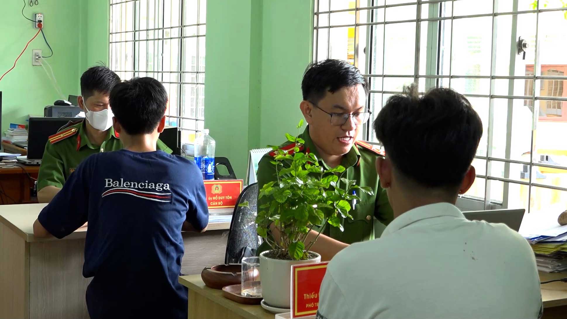 Llevando un cuchillo casero para resolver conflictos, 18 adolescentes fueron invitados a trabajar.