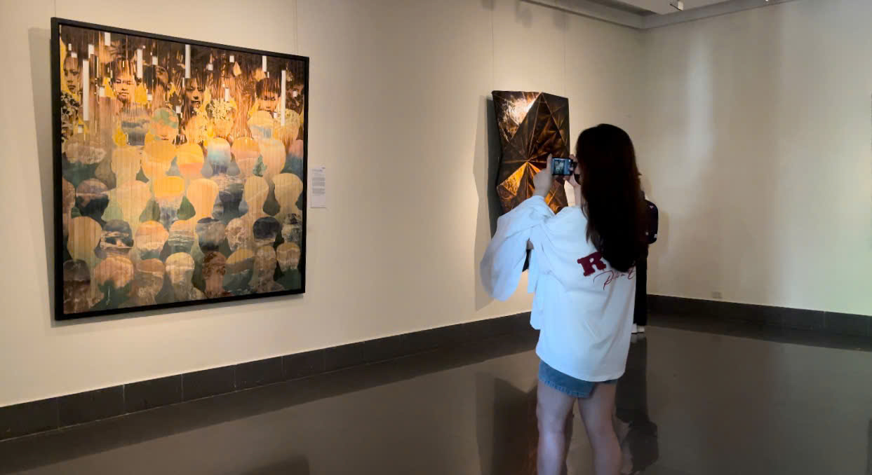 The Vietnam Fine Arts Museum is displaying works by the artist who won the UOB Painting of the Year contest in 2024. Photo: Hoang Hue