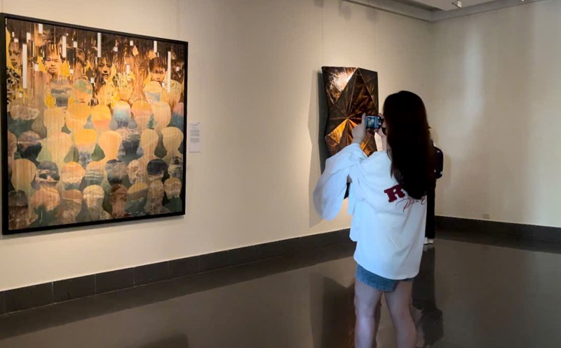 The Vietnam Fine Arts Museum is displaying works by the artist who won the UOB Painting of the Year contest in 2024. Photo: Hoang Hue