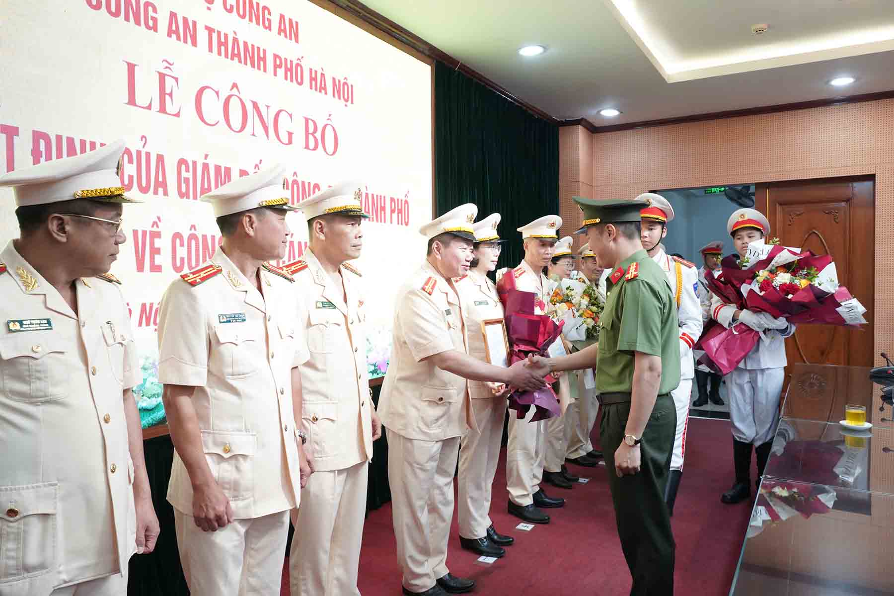 Colonel Nguyen Ngoc Quyen - Deputy Director of Hanoi Police Department presented the decision to retire, leave work pending the regime with 31 department-level and equivalent leaders. Photo: Hanoi Police