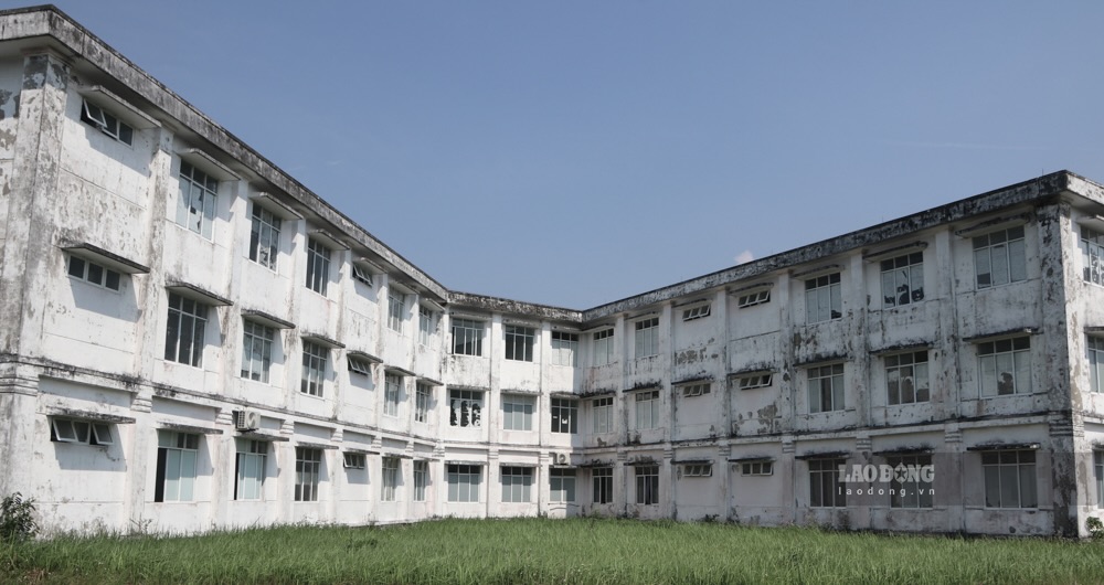 Nhieu hang muc cua benh vien xuong cap, khuon vien ngap trong cay co dai khien khong khi tai day tro nen hoang vu, nhech nhac.