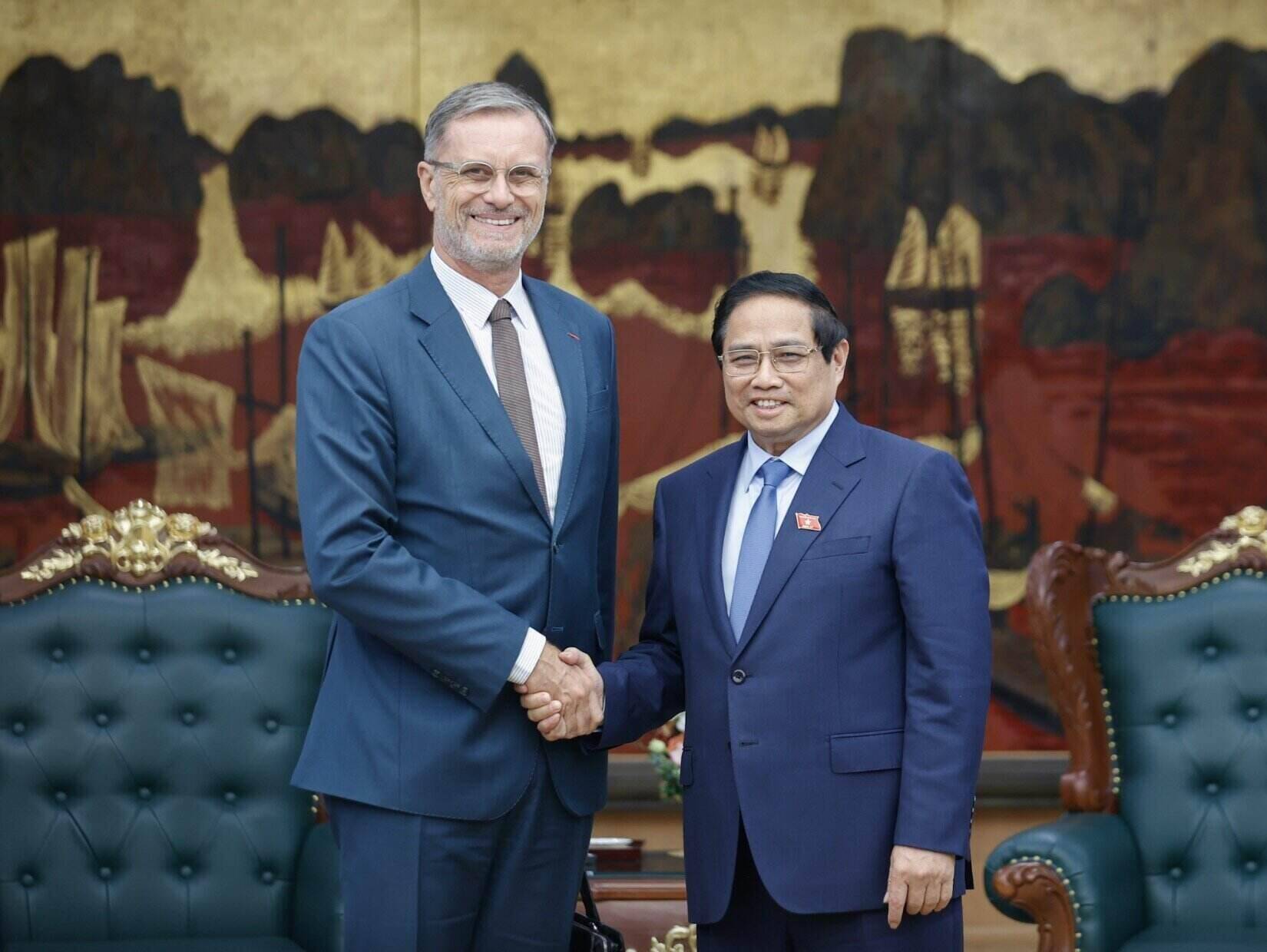 Politburo member and Prime Minister Pham Minh Chinh received French Ambassador to Vietnam Olivier Brochet. Photo: VGP