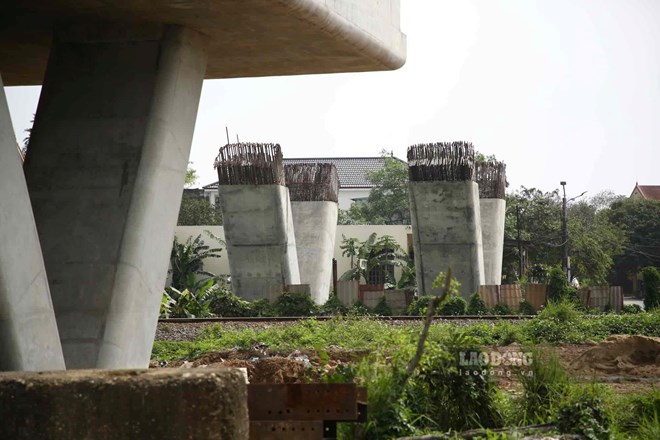 El proyecto de carretera y ferrocarril del centro de la ciudad de Dong Hoi se esta retrasando. Foto: Cong Sang